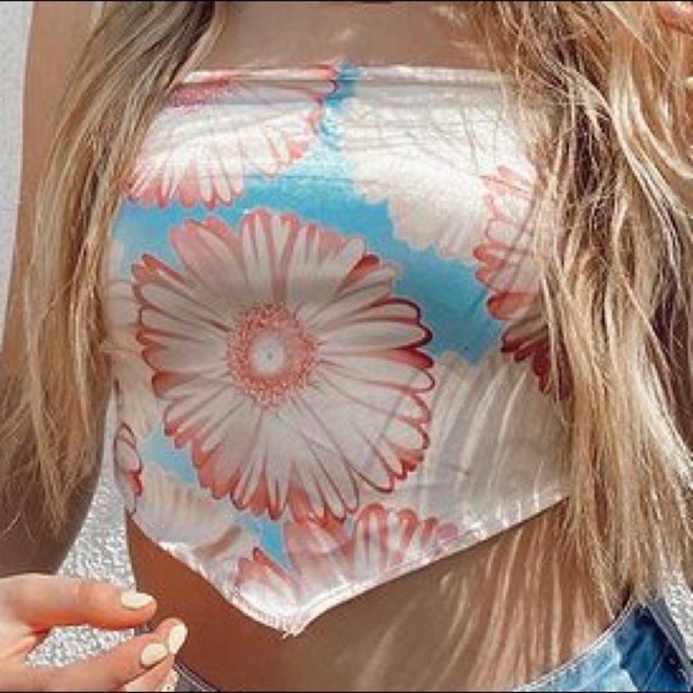 It’s a pretty shirt that looks like a bandanna 🤍✨